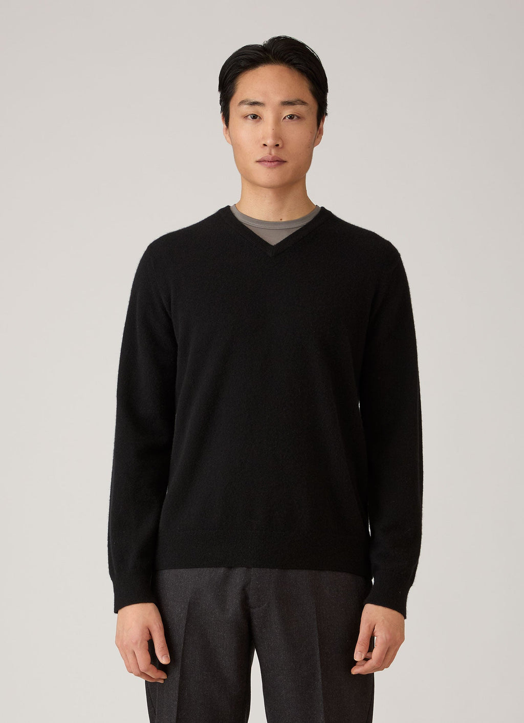 Men's Cashmere V-neck Jumper in Black