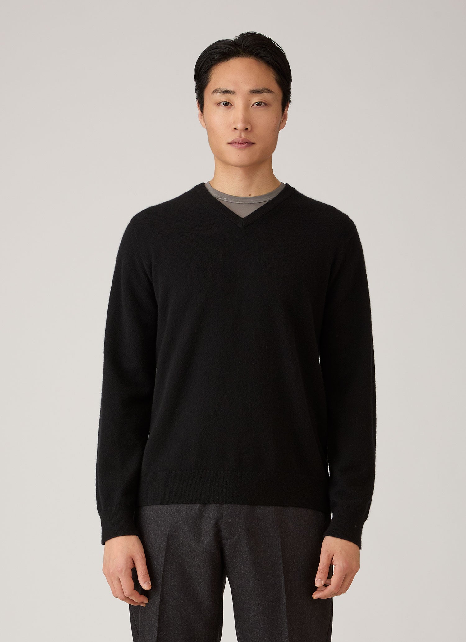 Men's Cashmere V-neck Jumper in Black