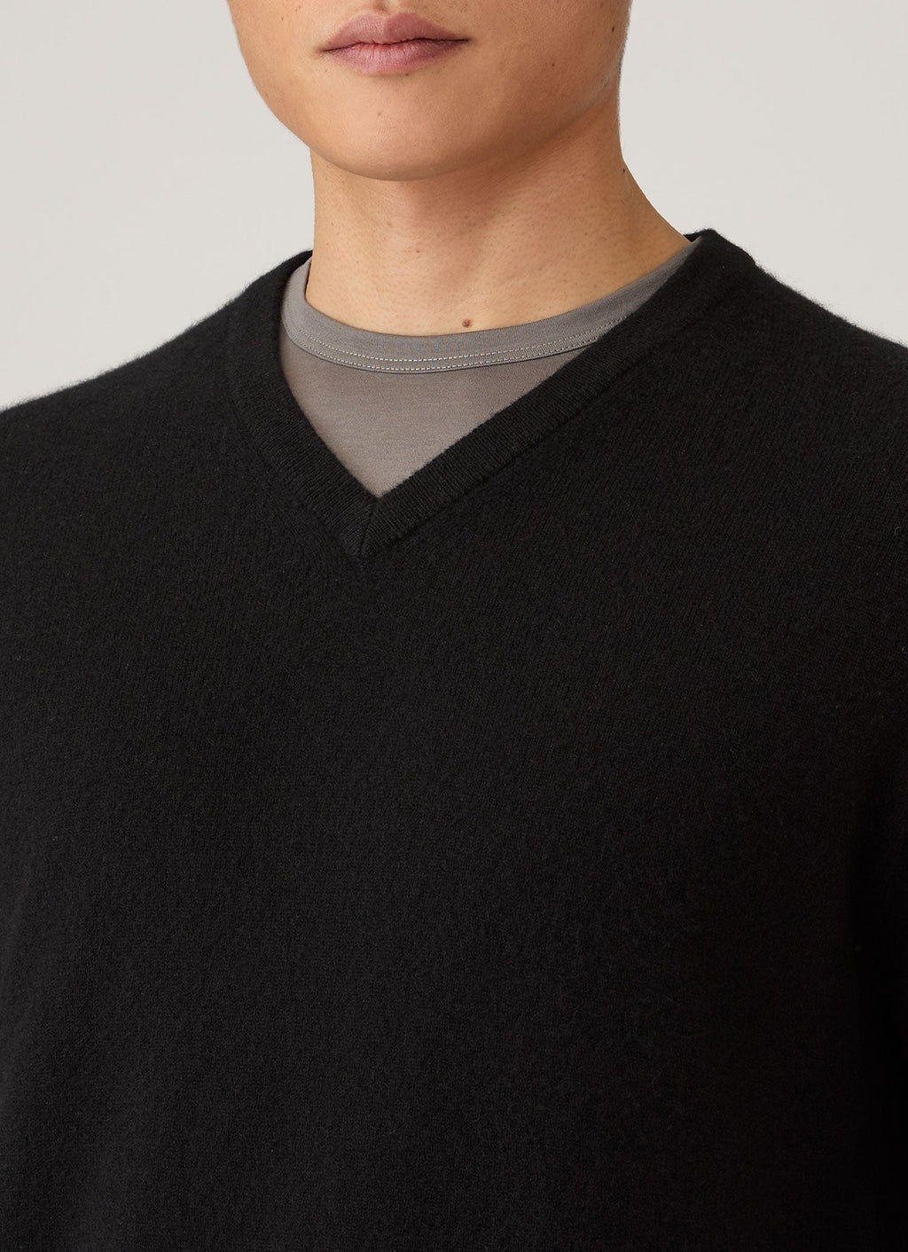 Men's Cashmere V-neck Jumper in Black