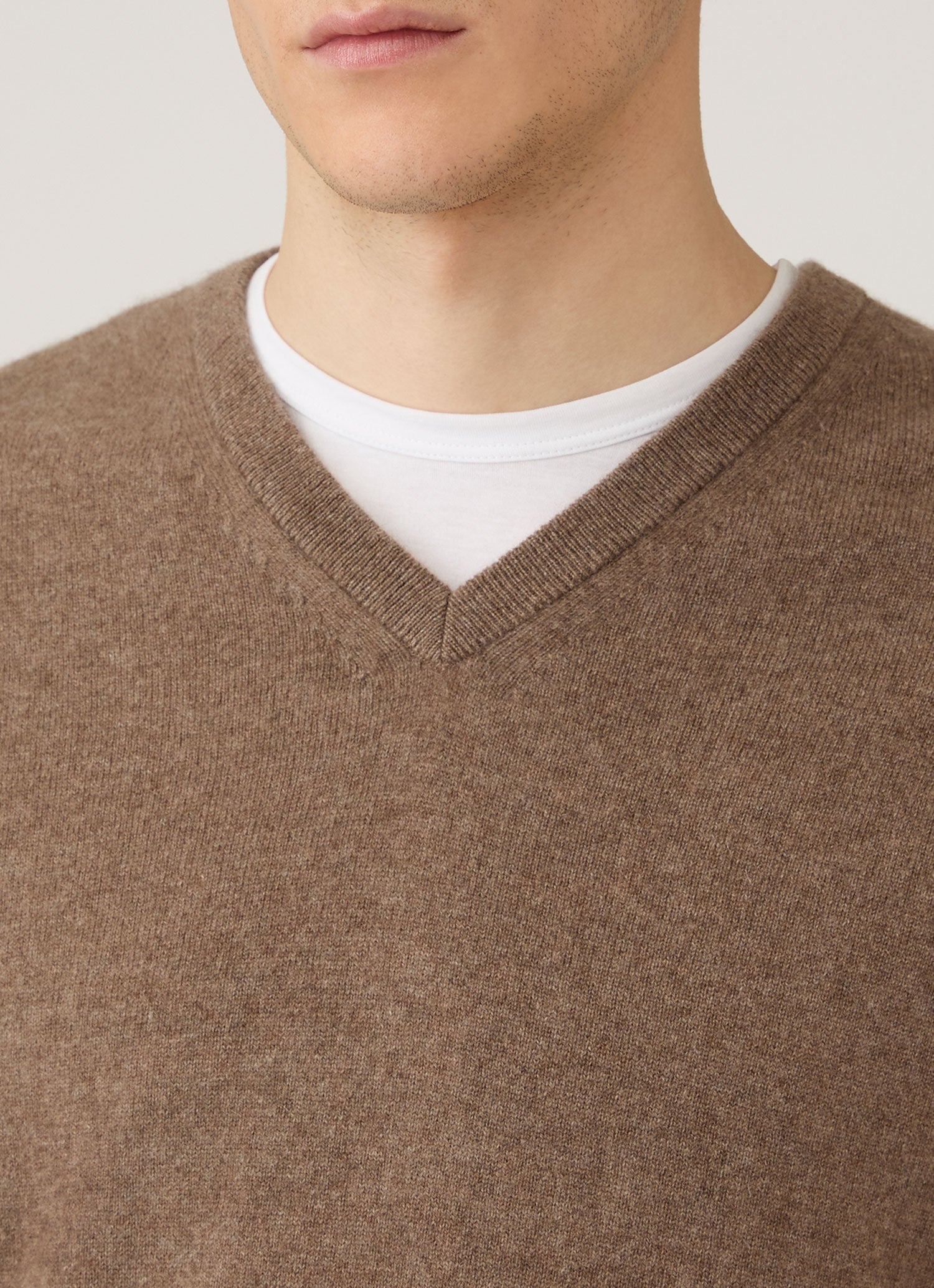 Men's Cashmere V-neck Jumper in Taupe