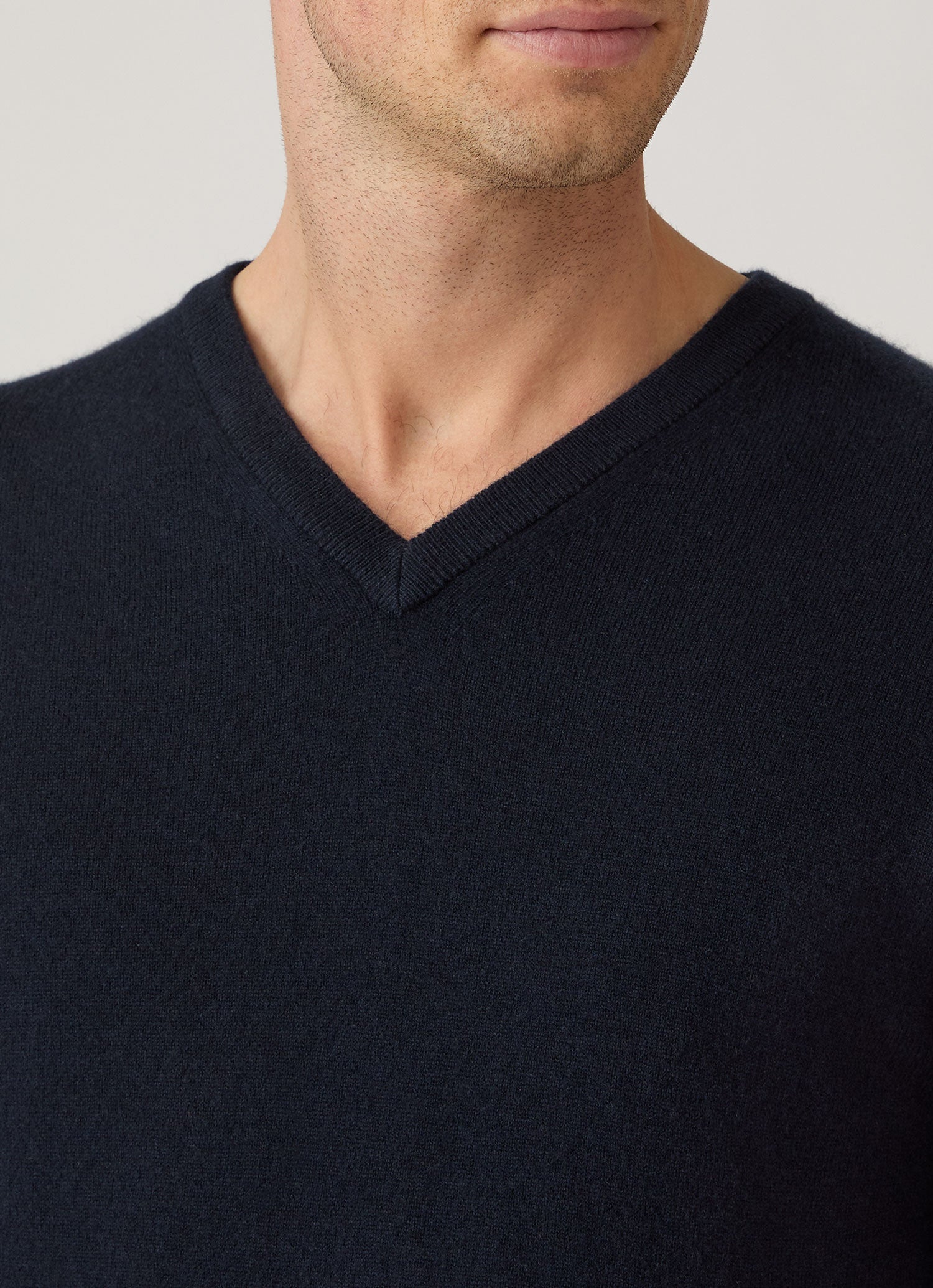 Men's Cashmere V-neck Jumper in Navy